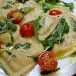 Ravioli Caprese - Eine mediterrane Geschmacksexplosion mit Tomate-Mozzarella und Basilikumpesto