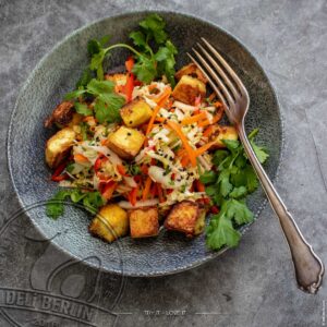 Veganer Chinakohl-Salat mit knusprigem gebratenem Tofu: Ein gesunder Genuss für alle Sinne!