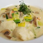 Hechtklößchen-Suppe mit Krebsen und Champignons: Eine Verfeinerung der deutschen Küche