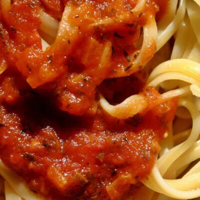 Zubereitung selbstgemachter Tomatensauce - das Grundrezept