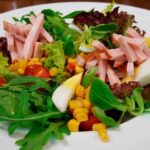 Frühlings-Salat mit geräucherter Pute
