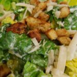 Verlockender Caesar Salat mit Zartem Hähnchen und Knusprigen Crôutons
