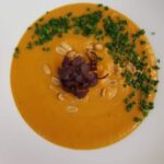 vegane Süßkartoffel-Erdnuss-Suppe: Ein Hauch von Wärme und Exotik
