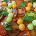 Erfrischender Genuss für den Sommer: Veganer Tomaten-Melonen-Salat