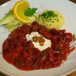 Rindergulasch mit Roten Rüben und Gremolata: Ein Farbenfrohes Geschmackserlebnis