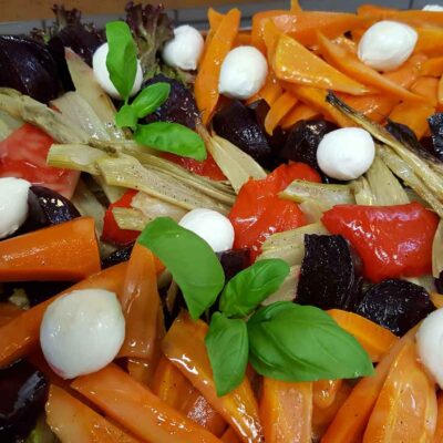 vegetarischer Röstgemüse-Salat mit "Schneebällen"