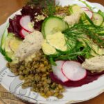 Französischer Linsen-Rucola-Salat mit Kräuter-Cashew-Käse