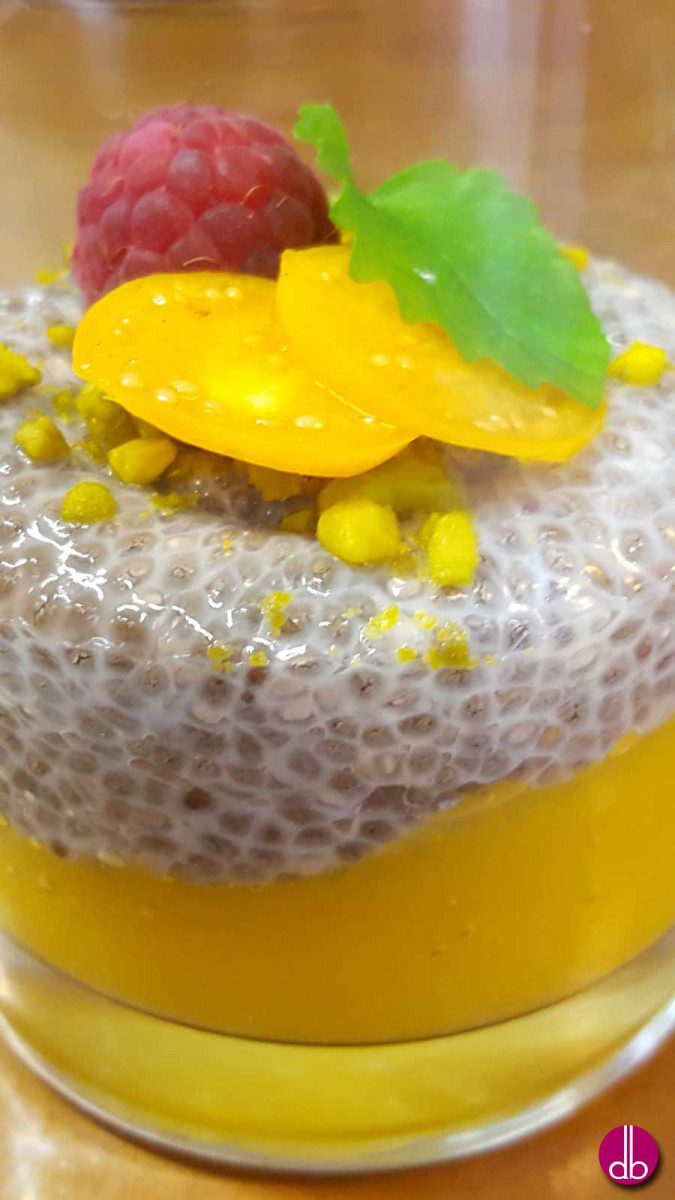 veganer Chia-Pudding auf Mango-Püree