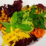 Regenbogen-Power-Salat mit grüner Avocado-Sauce