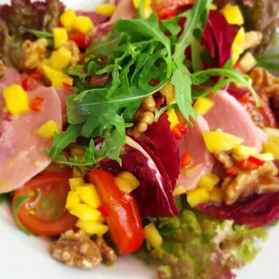 Rucola-Salat mit geräucherter Entenbrust und Mango-Dressing