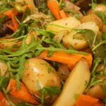 Einfache und leicht zuzubereitende vegane Kartoffel-Rauke-Pfanne mit günstigen Zutaten.