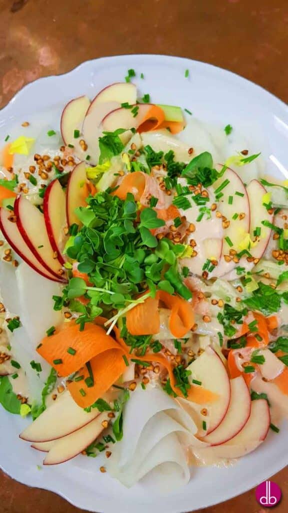 veganer Karotten-Kohlrabi-Salat mit Seidentofu-Dressing
