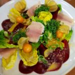 Rote-Bete-Salat getoppt mit Forelle