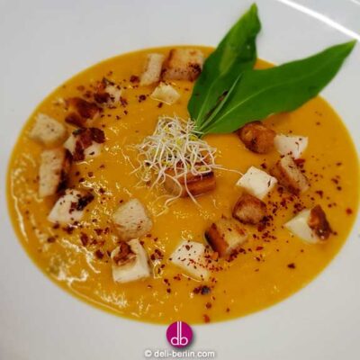 Die Bärlauch-Süßkartoffelsuppe mit gebratenen Halloumi-Würfeln ist eine köstliche und aromatische Suppe, die perfekt für die Frühlingszeit ist.