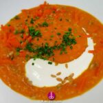 Gehaltvolle und vegane Grünkern-Karotten-Suppe