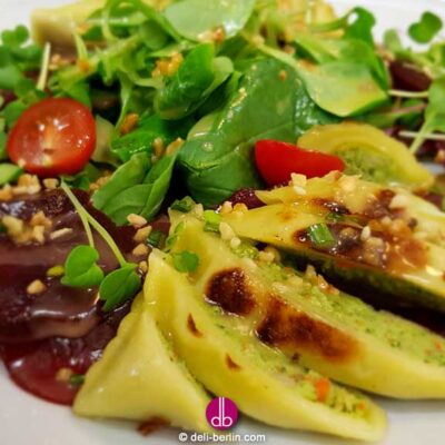 Maultaschen-Salat mit Rote-Bete-Carpaccio und Nussdressing