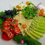 Rezept: Avocado-Erdbeer-Bowl auf Babyspinat