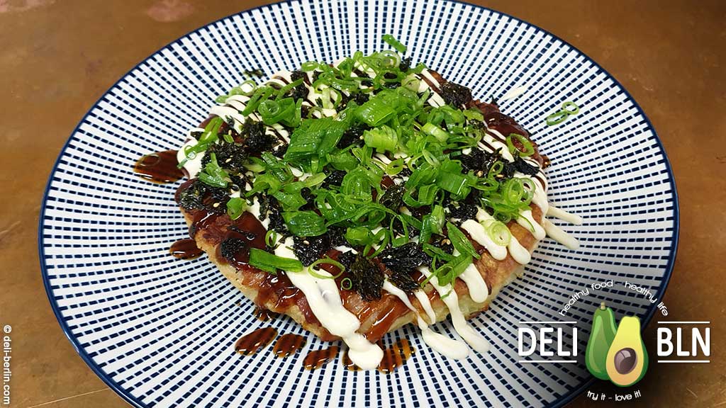 Okonomiyaki braten in der Pfanne