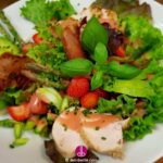 Hähnchenbrust-Salat mit Erdbeerdressing