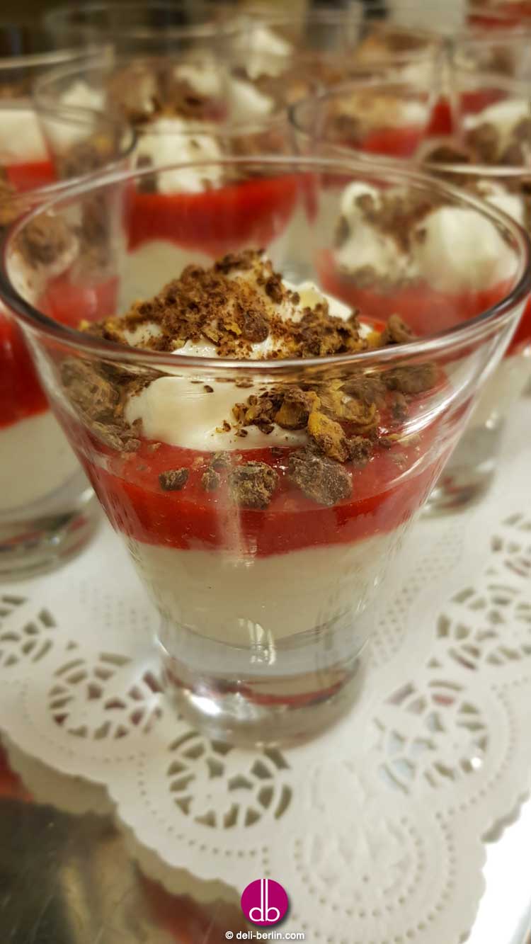 Erdbeer-Schoko-Dessert mit Schoko-Knusper
