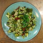 mediterraner Risoni-Salat mit Pesto-Vinaigrette