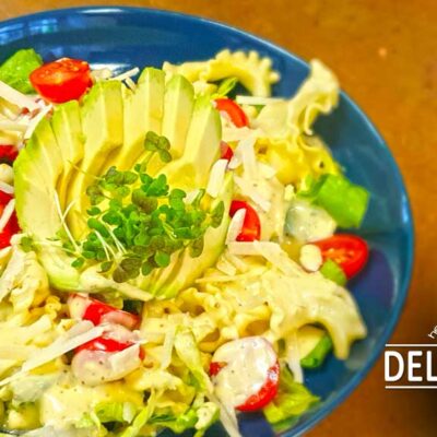 Rezept: Caesar Salat mit Pasta und Avocado - vegetarisch