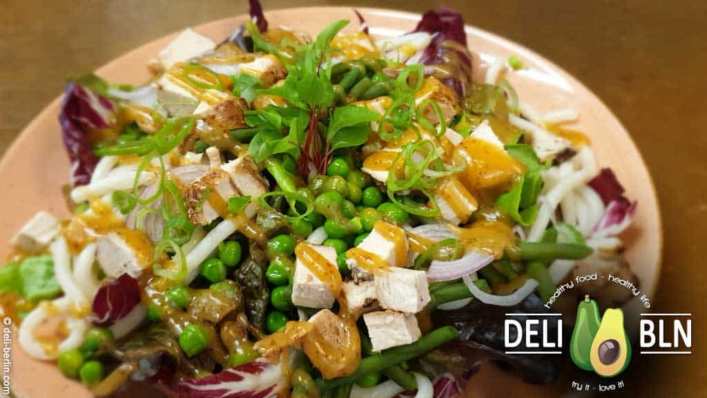 Hühnchen-Salat mit Udon-Nudeln und Mangodressing