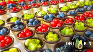 Rezept: Mini-Obst-Dessert mit frischen Früchten im Waffelbecher