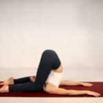 Yoga Pose: "Knie-Ohr-Haltung" (Karnapidasana) - Schritt für Schritt