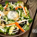Japanischer Salat mit Surimi und Wasabi-Dressing