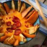 Kartoffelspalten in Käse-Jalapeños-Dip, Snacks für Buffet & Fingerfood