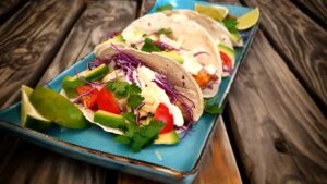 Fisch-Tacos-Rezept mit Limetten-Knoblauch-Crema & mexikanischen Cotija