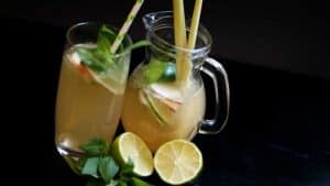 selbstgemachte Zitronengras-Limonade mit Thai-Basilikum