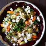 Goldener Herbsternte-Quinoa-Salat mit Ofengemüse, Tahini-Dressing und Feta