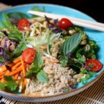 Knackige Thai-Erdnuss-Quinoa-Bowl