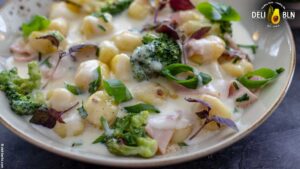 Rezept: Gnocchi in cremiger Blauschimmel-Käse-Sauce und Brokkoli