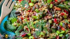 Quinoa-Linsen-Salat mit Erdnuss-Dressing
