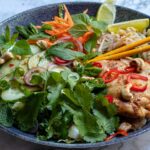 leckere vietnamesische Hühnchen-Salat-Bowl