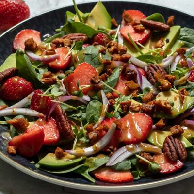 Avocado-Erdbeer-Salat mit veganem Speck