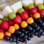 Erfrischende bunte Obstspieße - schnell und einfach