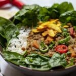 veganes Kokos-Linsen-Curry auf Reis und Babyspinat