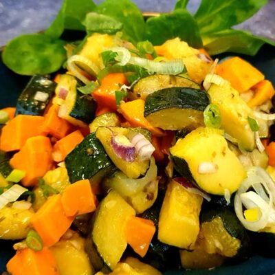 einfacher mediterraner Salat aus Zucchini und Süßkartoffeln