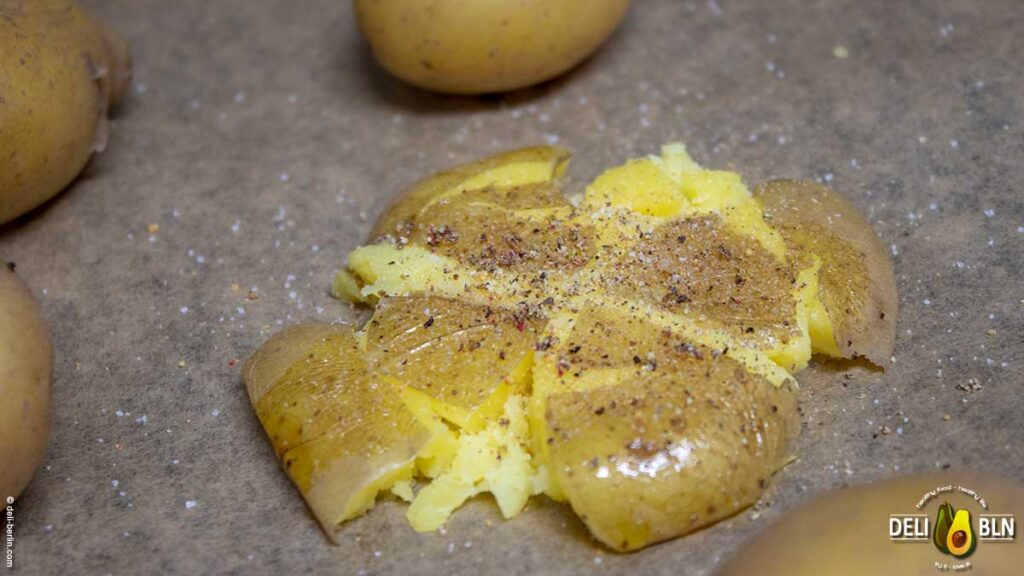 Smashed Potatoes mit würzigem Grünkohl-Dip - der perfekte Winter-Snack