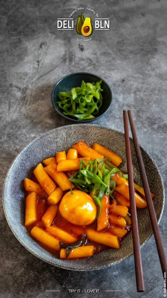 Koreanische Tteokbokki - Reiskuchen mit scharfer Sauce