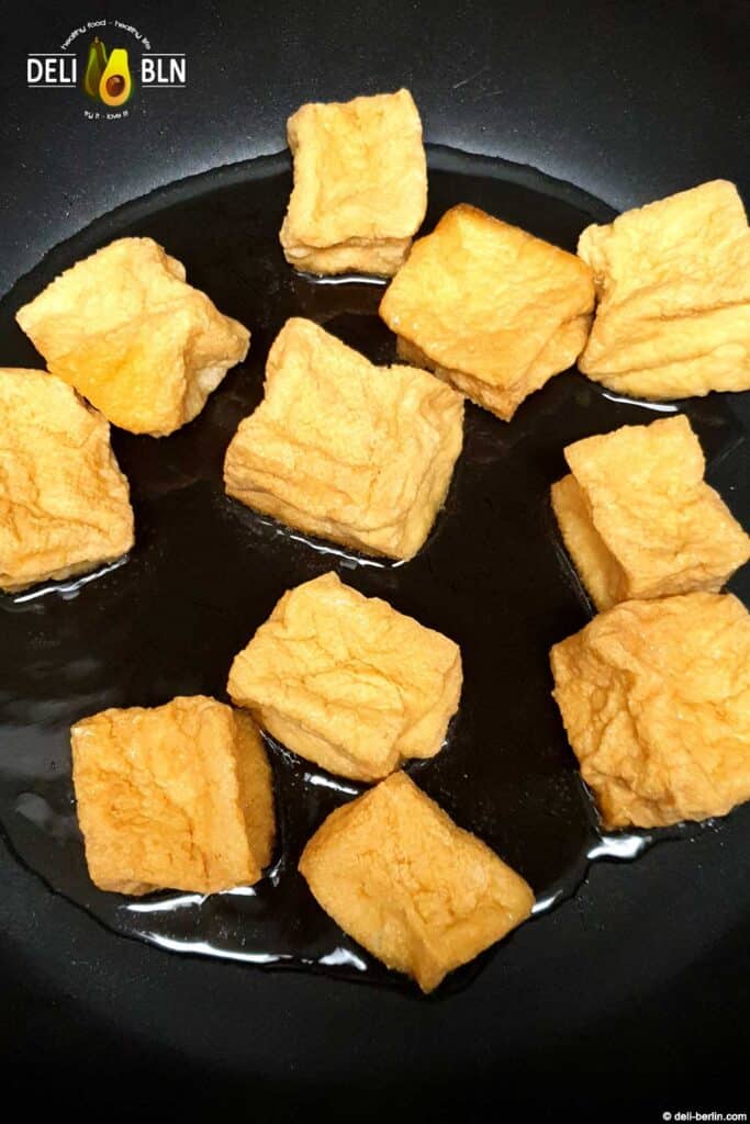 Aromatische Udon-Pfanne mit Tofu-Puffs