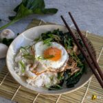 Asiatische Spinat-Reis-Bowl