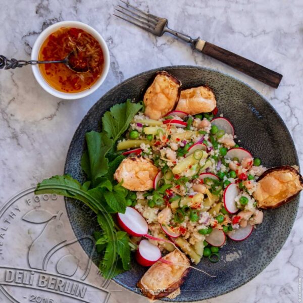 Couscous-Bohnen-Salat mit Camembert-Chips – DELi-BERLIN | Kochideen ...