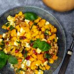 Herbstlicher Kürbis-Mango-Salat mit Granatapfel und Minze