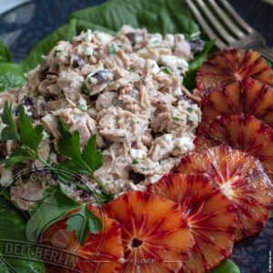 Leichter Genuss: Thunfisch-Oliven-Salat mit Tahini und Feta-Käse